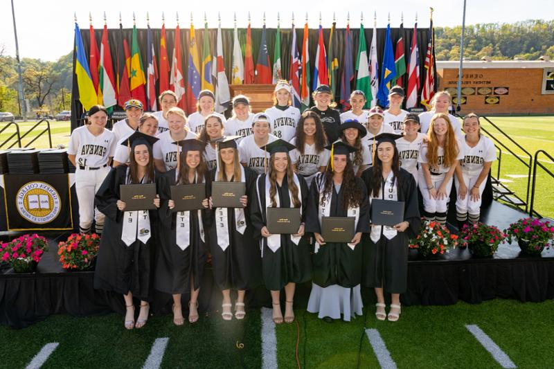 bwin体育bwin体育为垒球高年级学生举办特别毕业典礼